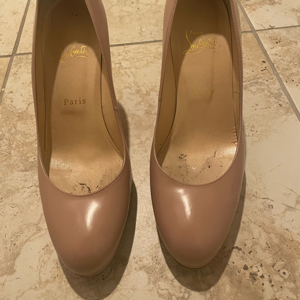 Bought used  worn twice but to narrow for me .